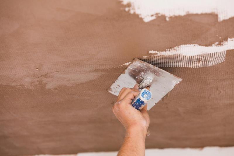 Faut-il traiter les fissures du plafond avant sa mise en peinture &agrave; Haguenau ?