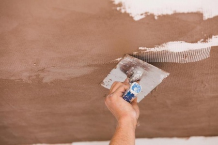 Faut-il traiter les fissures du plafond avant sa mise en peinture &agrave; Haguenau ?